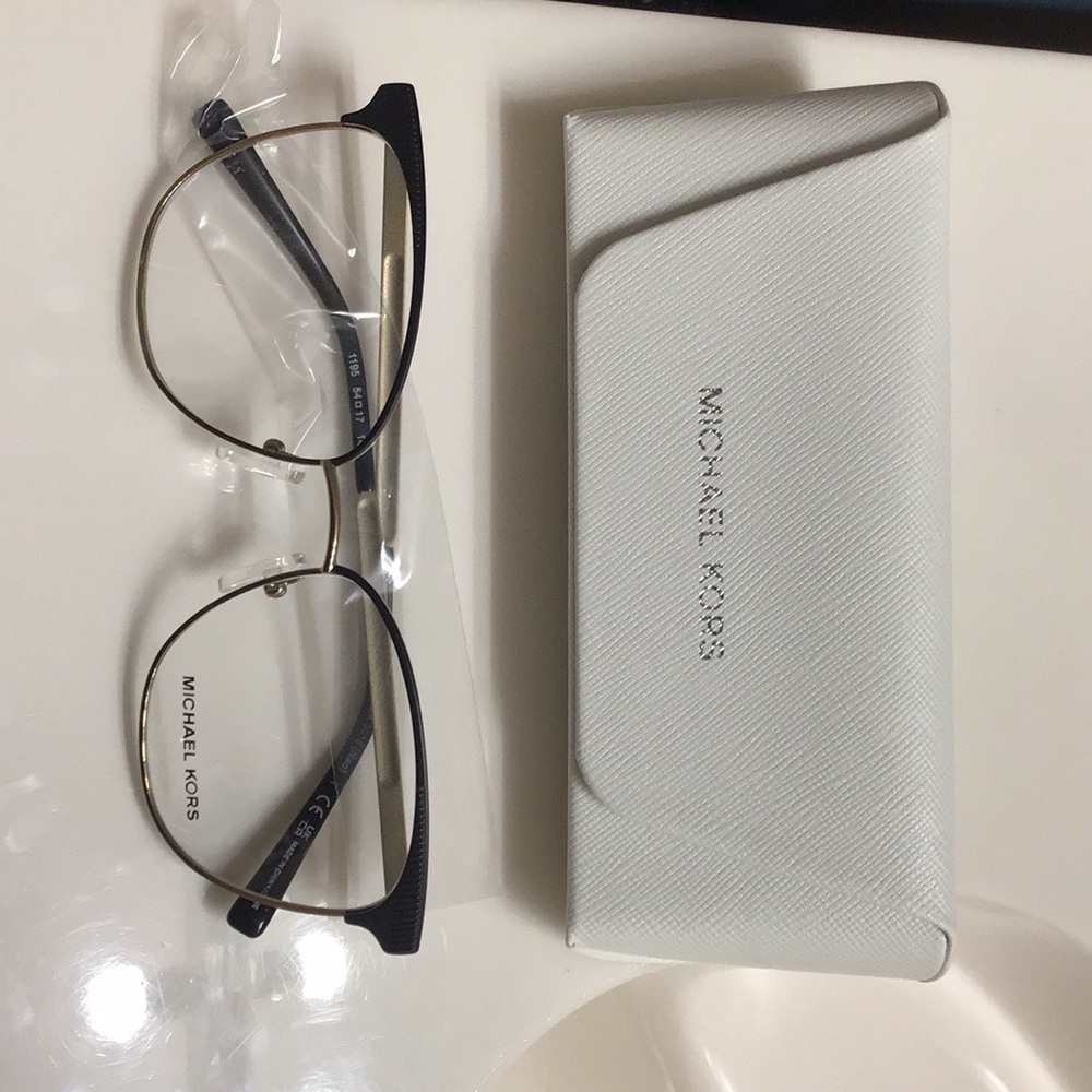 Michael Kors, Coach,Dolce and Gabana, Burbe and others - Picture 9 of 10